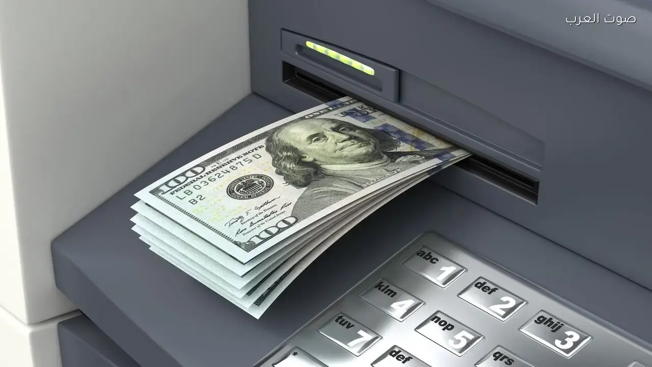 الريال اليمني يتراجع أمام الدولار ويسجل 1630 في تعاملات اليوم المتقلبة